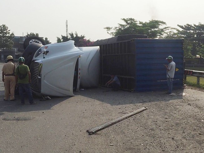 Quận 9: Container lật nhào, thùng hàng văng vào xe tải