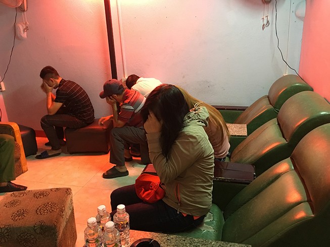 Chủ tiệm massage kích dục ở Hóc Môn gắn chuông báo động