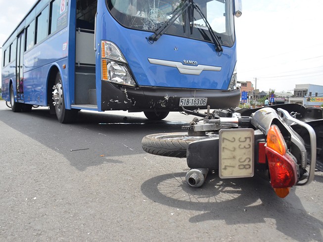 Băng qua đường Phạm Văn Đồng, bị xe buýt tông văng 10 m