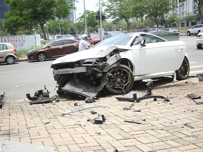 Ô tô Audi lao vào cột đèn ở quận 7