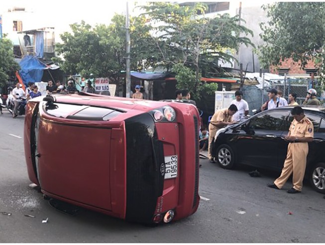 Tài xế 17 tuổi lái ô tô gây tai nạn ở Bình Thạnh