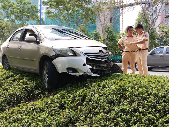 Đụng xe cứu hỏa, ô tô văng lên lề đường Mai Chí Thọ