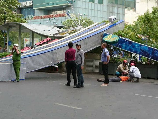 3 cổng chào phố đi bộ Nguyễn Huệ sập, 1 người bị thương