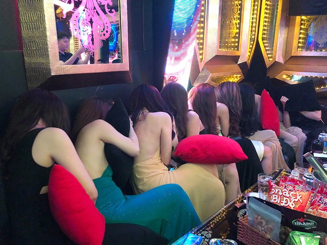 Tiếp viên sexy phục vụ khách trong nhà hàng ở trung tâm TP