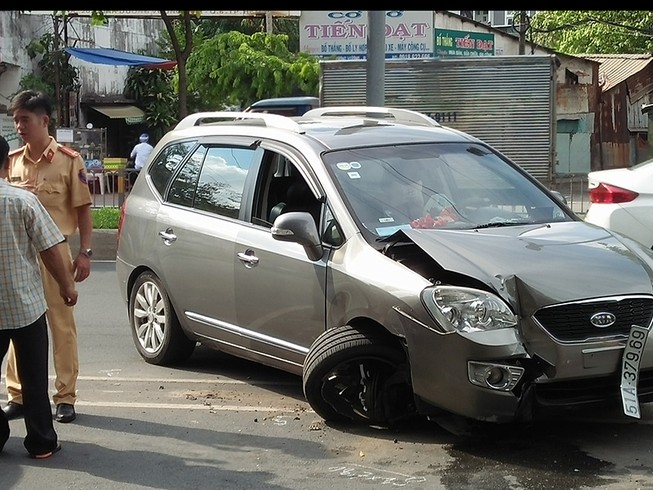 Ô tô 7 chỗ tông dải phân cách, lao sang làn xe máy ở quận 6
