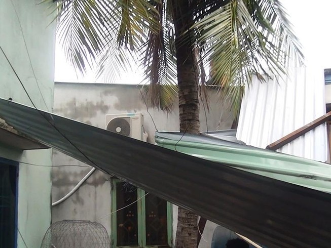 Mưa lốc giật bay nhiều mái nhà ở TP.HCM