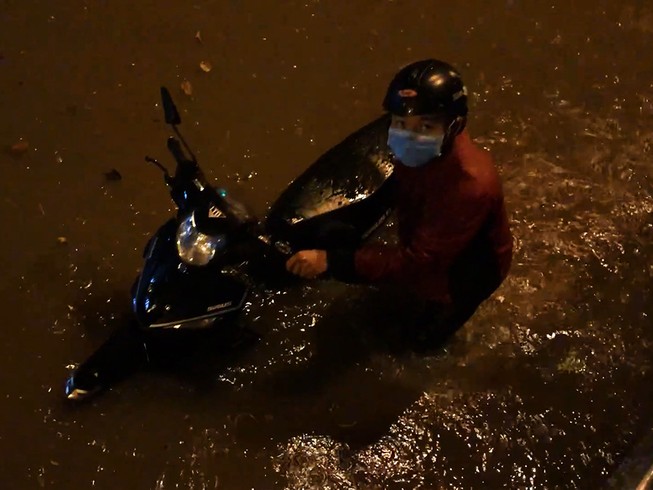 Đường Nguyễn Hữu Cảnh ngập gần 1 m trong đêm mưa