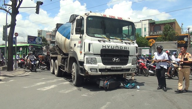 Bị xe bồn cuốn vào gầm, bác xe ôm thoát chết thần kỳ
