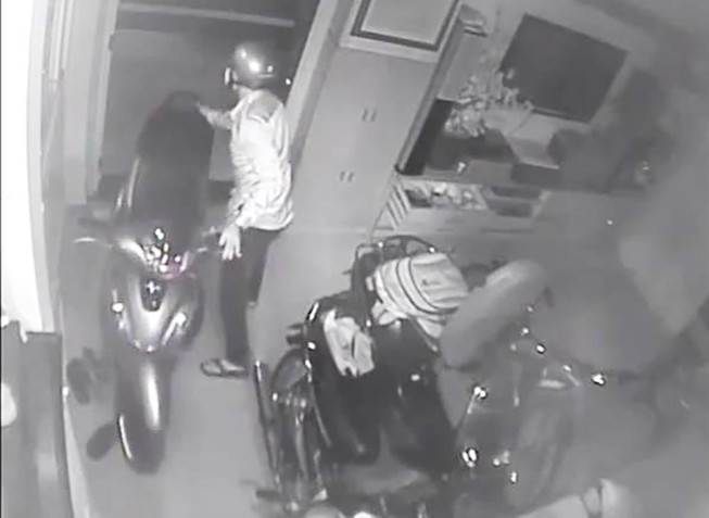 Camera ghi cảnh trộm vào nhà dắt 3 xe máy ở quận 1