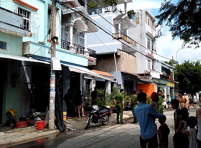 Cháy nhà trọ 3 tầng ở Bình Tân, nhiều công nhân hoảng loạn