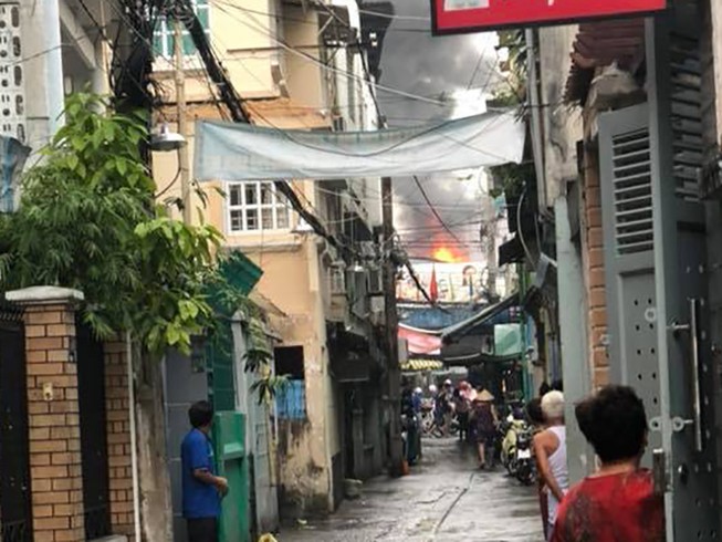 Cháy dữ dội gần chợ Hòa Hưng, nhiều người hoảng loạn tháo chạy