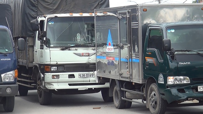 Tông liên hoàn 4 xe, đường Trần Văn Giàu kẹt cứng