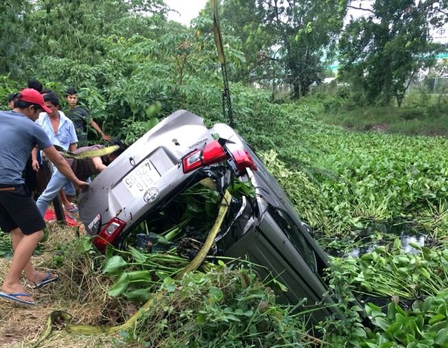 Tập lái ô tô tông chết người đang làm vườn ở Hóc Môn