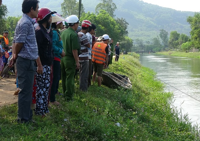 Cướp đạp 2 mẹ con văng xuống kênh ở vùng ven TP.HCM
