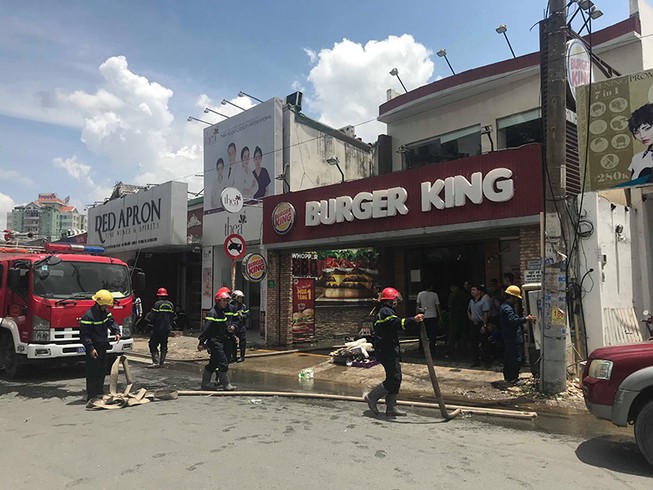 Cháy dữ dội ở Burger King, nhiều người hoảng loạn tháo chạy