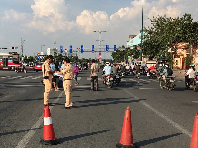 Lùi cán 3 xe máy, ô tô tiếp tục tông người truy đuổi