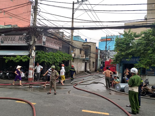 Cháy dữ dội ở 2 cơ sở sản xuất vào cùng buổi chiều ở TP.HCM