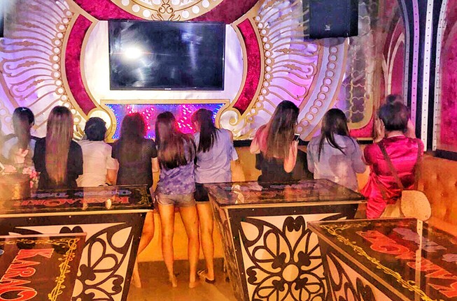 Quán karaoke chui vùng ven khóa cửa ngăn cảnh sát trong đêm