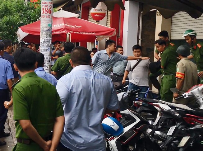 Ngáo đá ngồi đếm tiền sau khi cướp ở ngân hàng