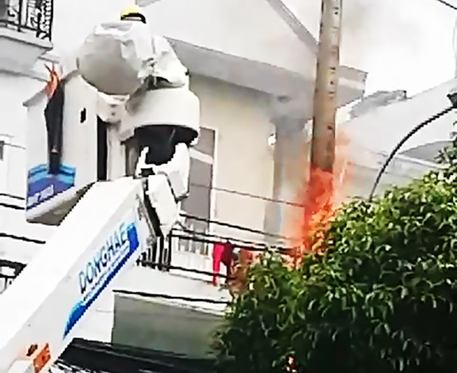 Cháy trụ điện gần sân bay Tân Sơn Nhất, cả quán ăn tháo chạy