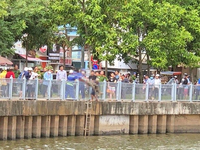 Thi thể người đàn ông nổi gần cầu Kiệu