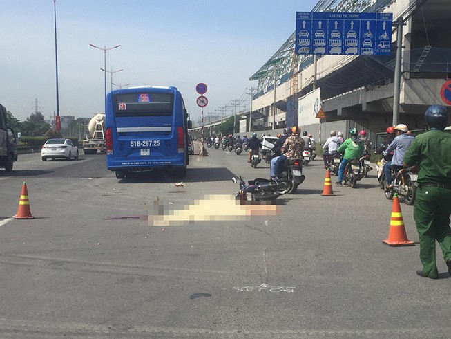 Xe buýt cán tử vong 1 phụ nữ ở xa lộ Hà Nội