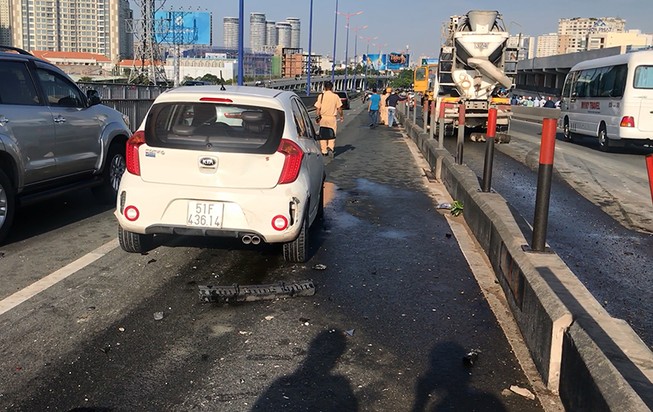 Liên tục va chạm trên xa lộ Hà Nội, giao thông kẹt cứng
