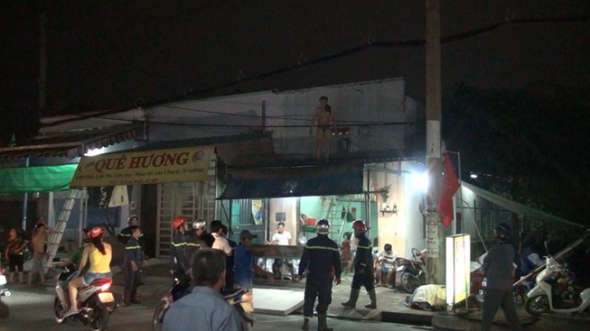 Người đàn ông nghi ngáo đá, khỏa thân leo nóc nhà