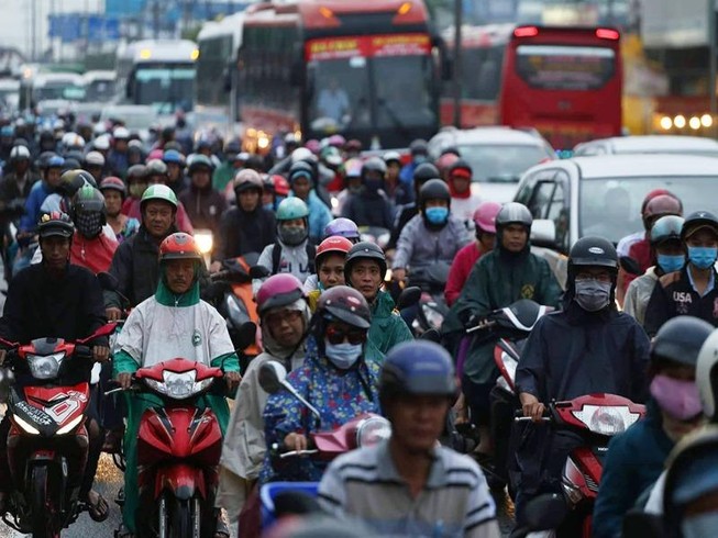 Mưa to, người dân vất vả trở lại TP.HCM sau lễ 2-9