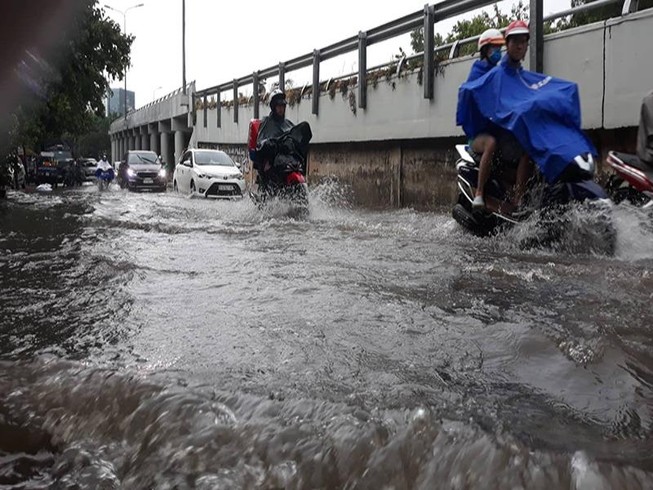 TP.HCM: Mưa trắng trời ngày lễ, một số tuyến đường bị ngập