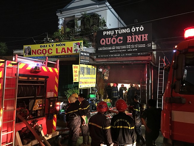 Cháy cửa hàng phụ tùng ô tô, quốc lộ 1A kẹt cứng