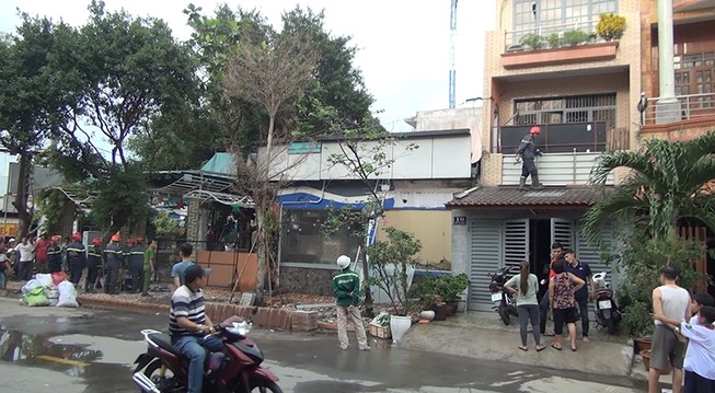Quán nước đang sửa chữa bốc cháy, nhiều người hoảng loạn