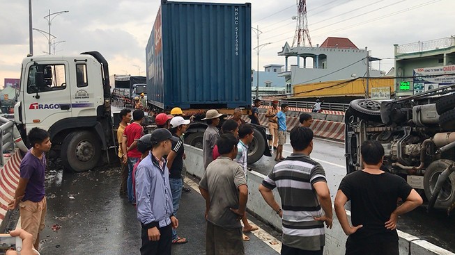 Xe container va chạm xe tải ở dốc cầu vượt Gò Mây