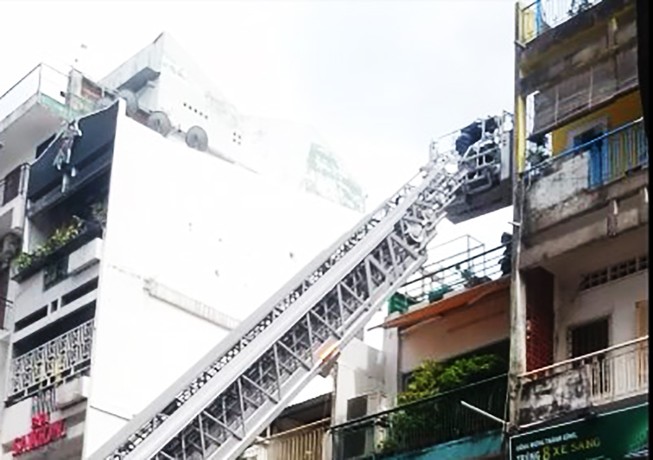 Cháy dữ dội tiệm bánh ở phố Tây, 2 cụ già mắc kẹt