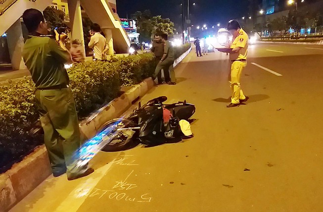 Cụ bà bị xe máy tông tử vong khi sang đường Phạm Văn Đồng