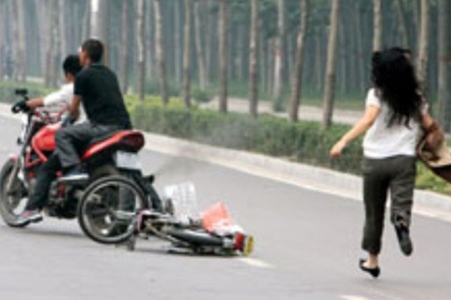 Mới bán đất, 2 vợ chồng bị cướp giật hơn 2 tỉ ở Gò Vấp