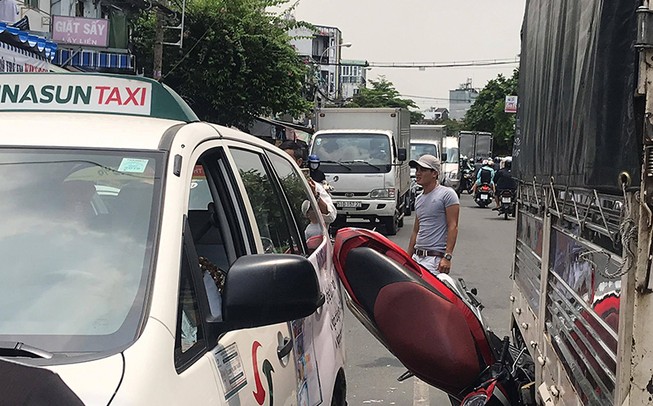 Va chạm với 2 ô tô, 3 nam sinh nhập viện
