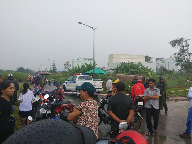 Xác 1 thanh niên mặc đồ Grabbike trong bụi cây ở Bình Chánh