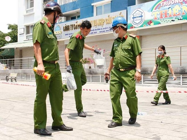 Cư dân Carina hoảng loạn vì kẹt trong thang máy