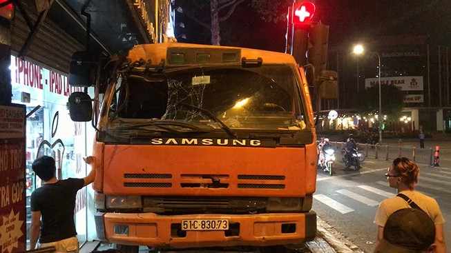Mất thắng tại chốt đèn đỏ, xe tải lao vào nhà dân ở Gò Vấp