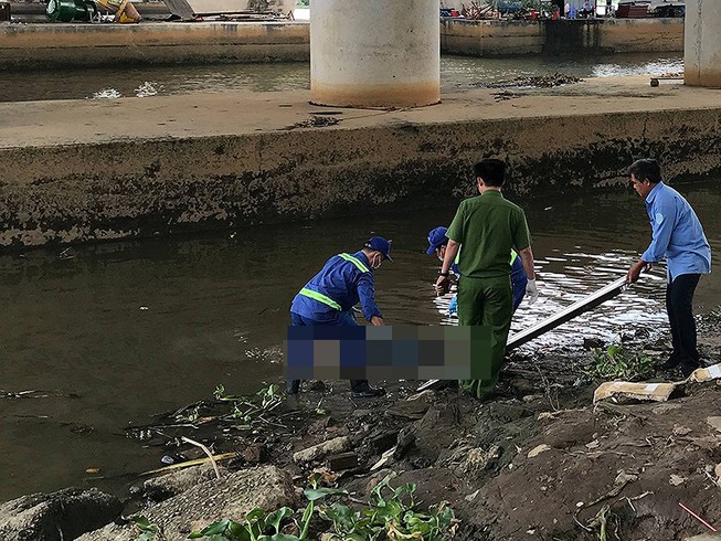 Thi thể thanh niên trẻ tuổi trôi trên sông Sài Gòn
