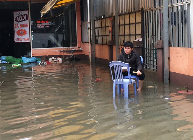 Dân phát khóc vì nước lớn mãi chưa rút, sinh hoạt bị đảo lộn