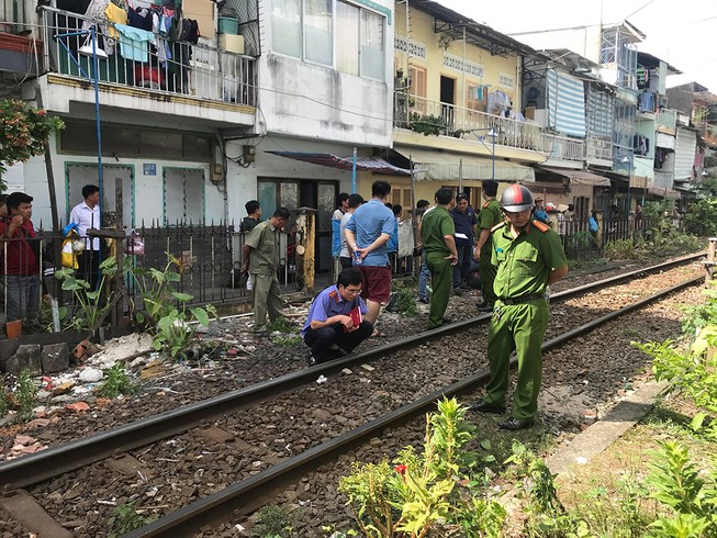 Người đàn ông bị tàu hỏa tông văng khi chui qua rào chắn