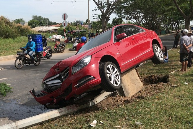 Xe 4 chỗ tông gục trụ đèn ở Bình Chánh, nữ tài xế mặt tái mét