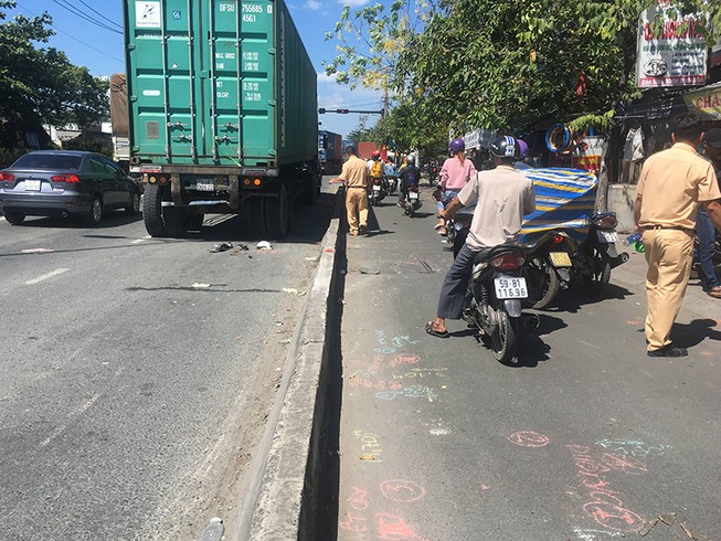 Thanh niên ngã xe, văng qua dải phân cách bị ô tô cán phải