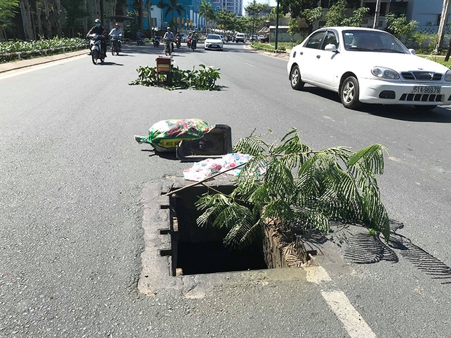 Hố ga bung nắp bẫy người đi đường ở cửa ngõ Tân Sơn Nhất