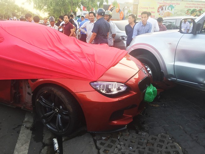 BMW trèo qua dải phân cách, húc nhiều xe ở quận 2
