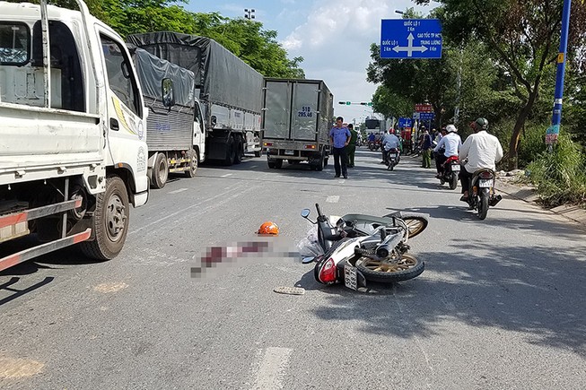 Quận Bình Tân: Cô gái ngã xuống đường, bị xe ben cán tử vong