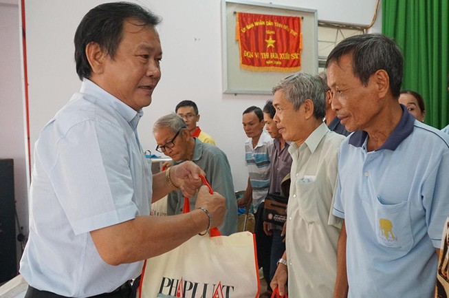 Thăm, tặng quà hàng trăm hộ dân khó khăn ở Bến Tre