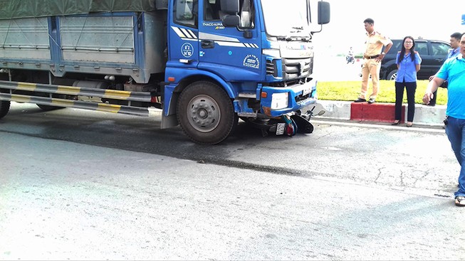 Ôm cua cùng xe tải, nam công nhân tử vong ở quận 9
